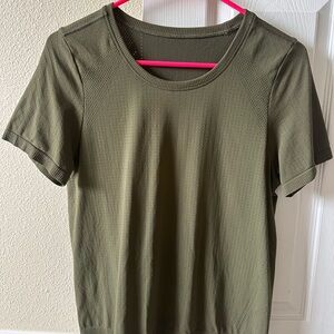 Athleta In Motion Seamless Tee - dark green - large fits snug like medium NWOT